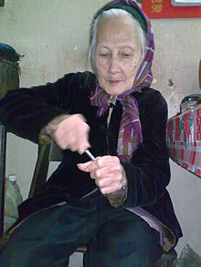 220px-Bà_Cả_giã_trầu-27012009677.jpg