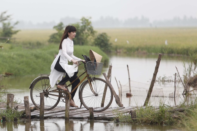 Ngoc-Trinh-hoa-gai-que-dap-xe-tren-duong-lang-3[1].jpg