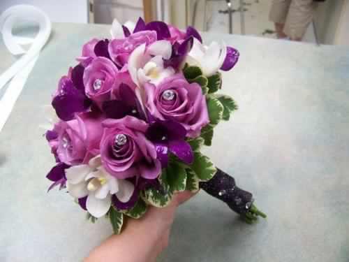 ramo-con-flores-moradas.jpg