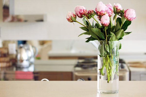 usefreshflowerstoaccentuatethelookofyourkitchen_17313[1].jpg
